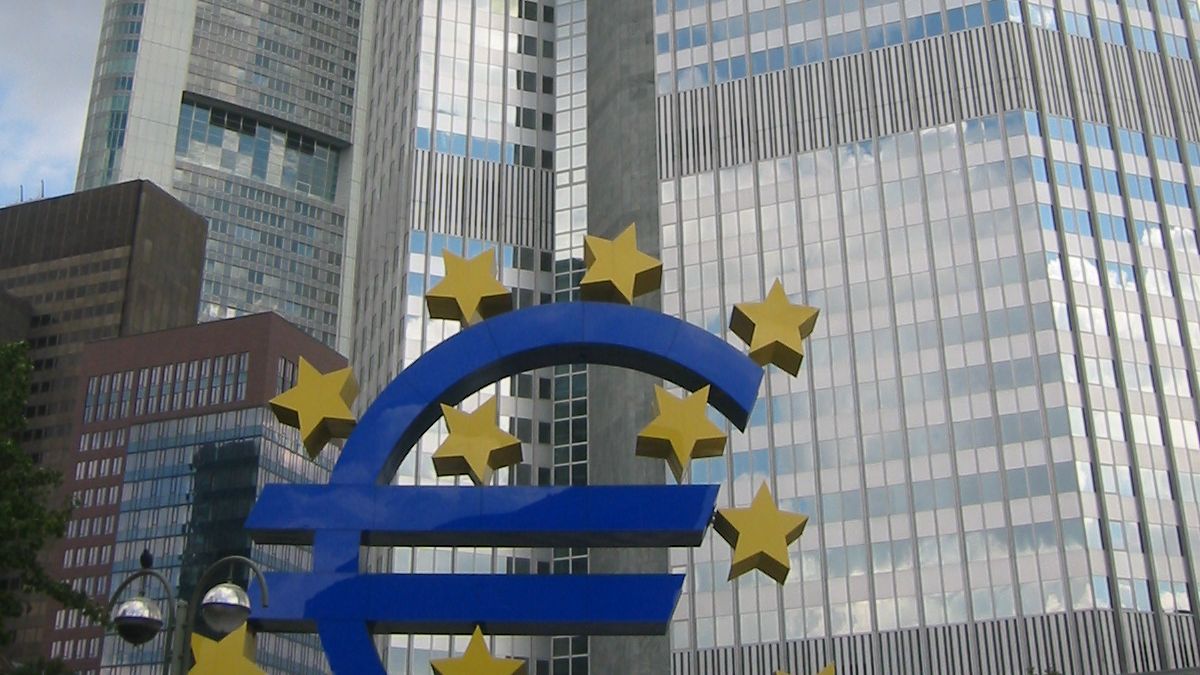 Escultura del símbolo del euro delante de la sede del Banco Central Europeo en Fráncfort