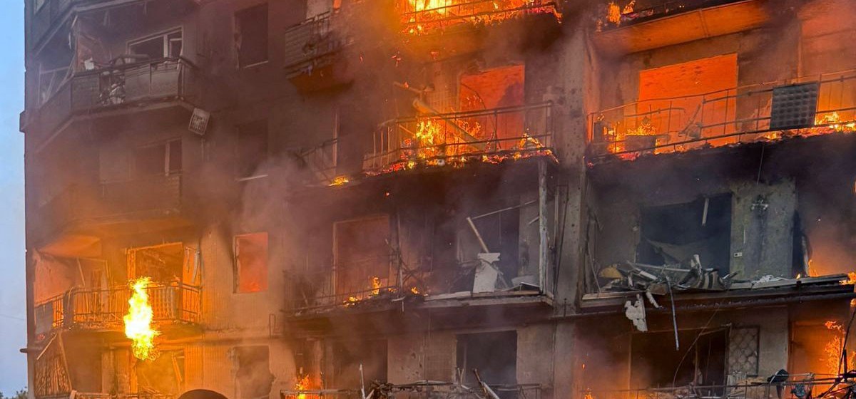 Edificio de viviendas en Donetsk, Ucrania, con varias plantas en llamas y la fachada destrozada tras un ataque ruso en agosto de 2025
