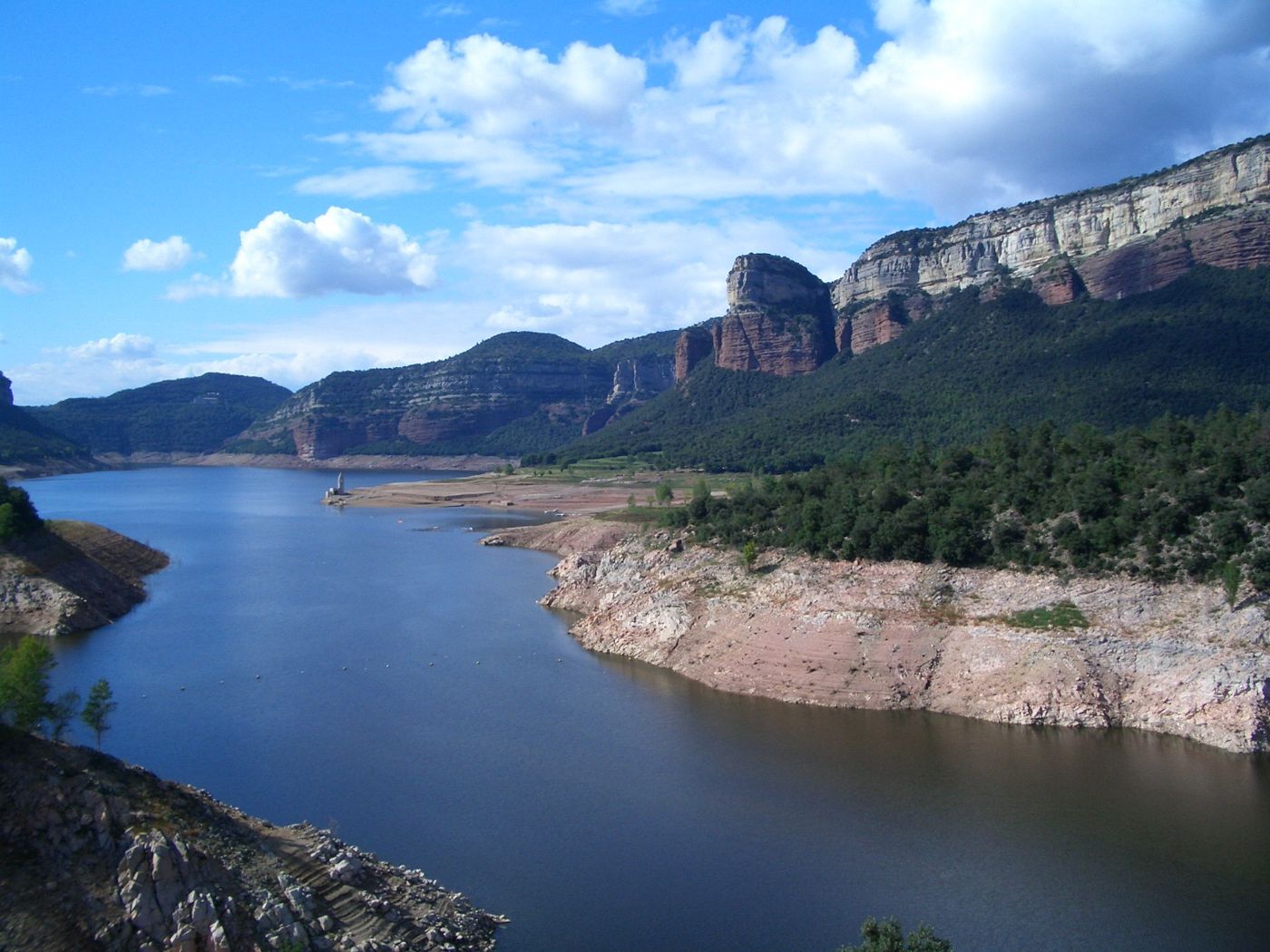 Vista del embalse de Sau, en Catalunya, con la orilla al descubierto
