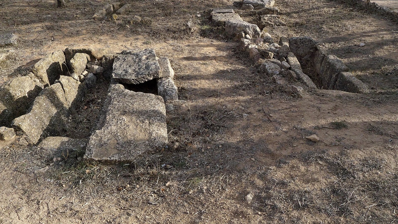Tumbas de piedra de una necrópolis visigoda al aire libre