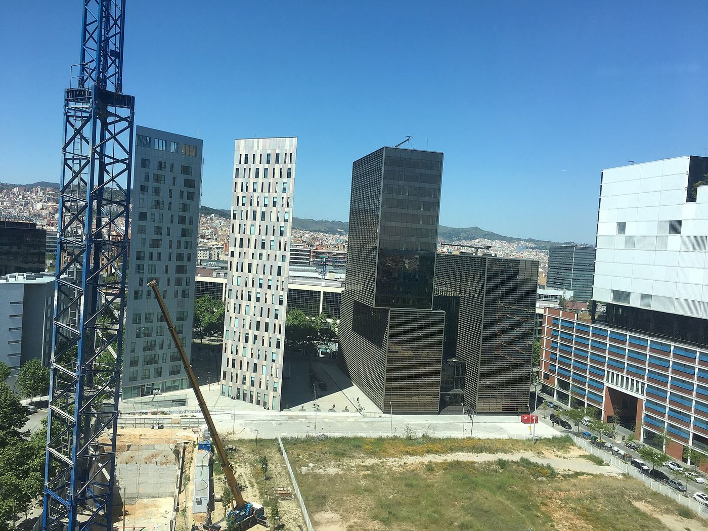 Grúa y obras junto a edificios de oficinas en el distrito 22@ de Barcelona