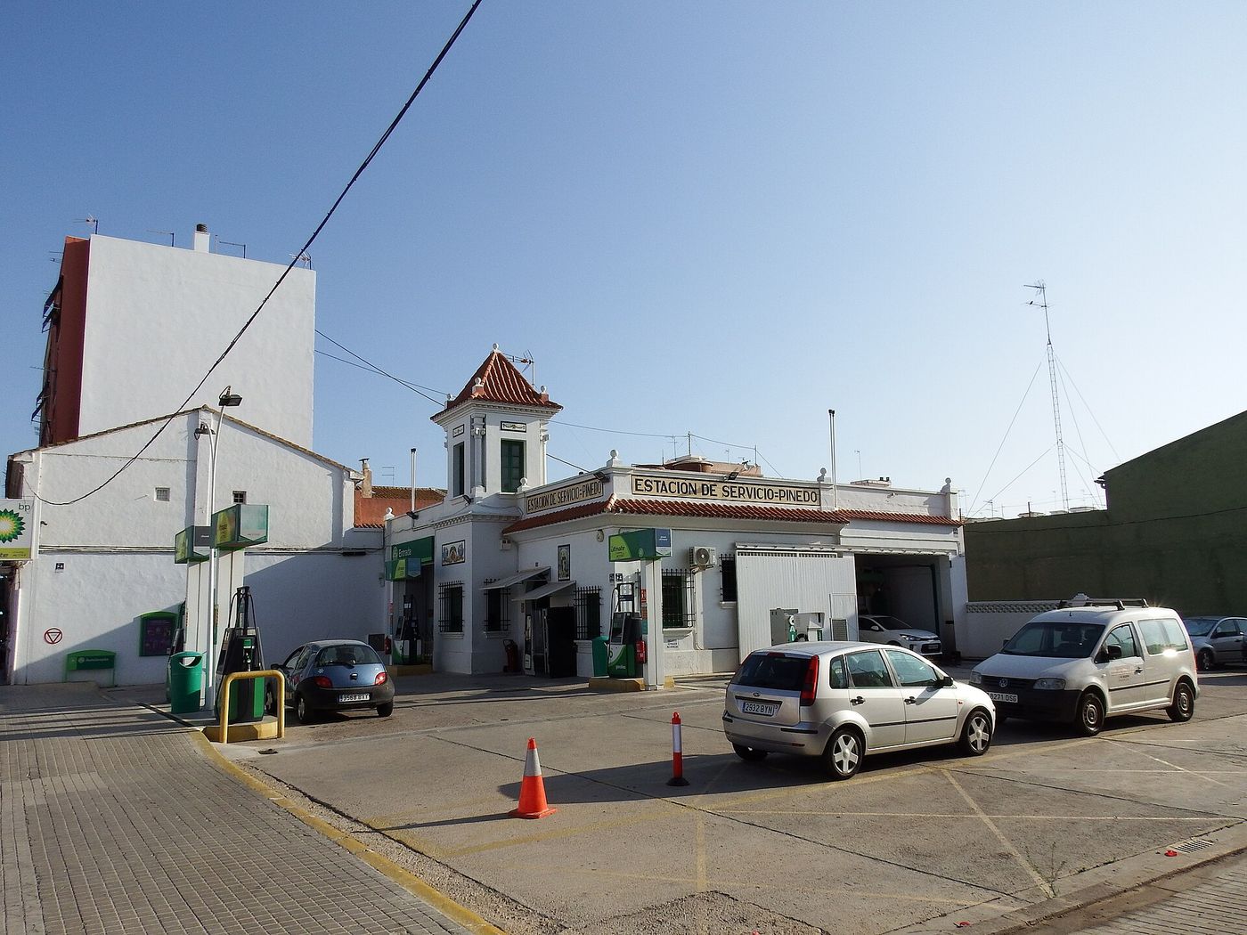 Gasolinera con los surtidores y la marquesina en Pinedo, Valencia